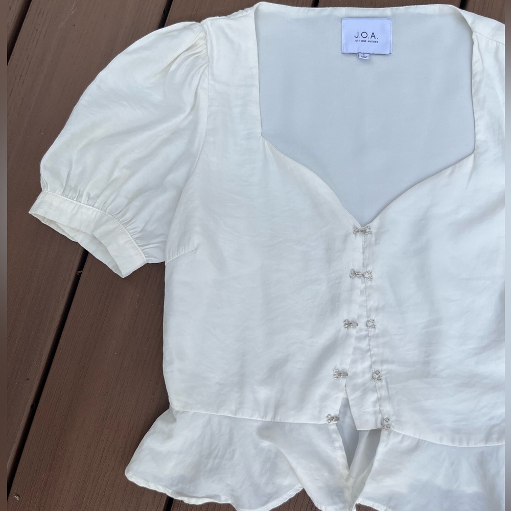 White blouse - Picture 2 of 6